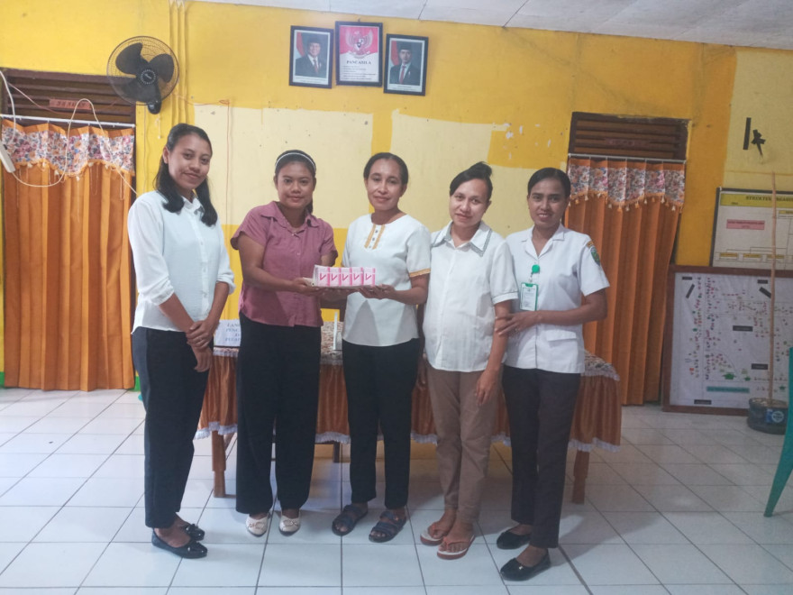 Dukung Pelayanan Kesehatan, Pemdes Rabasa Biris Serahkan Stik Medis ke Tenaga Kesehatan Desa